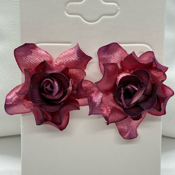 Cute Maroon/White Faux Flower Silver Push Back Stud Earrings A-09 - Picture 1 of 6